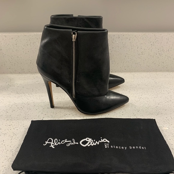 Alice + Olivia Shoes - Too small for me. I’m a true size 8. In excellent condition. Bag not included.